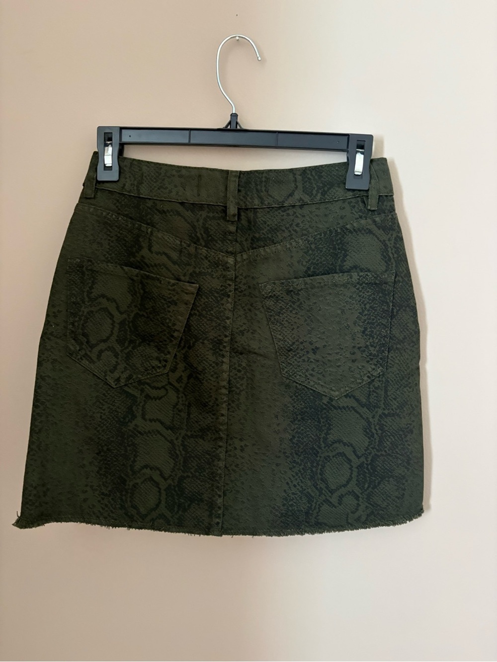Hollister Dark Olive Snake-Print Ultra High Rise Mini Skirt Sz 3 NWTS - Picture 4 of 5
